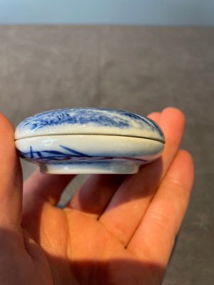 A Chinese blue and white brush washer and two seal paste boxes and covers, Qianlong mark, 19th C. — 照片 28