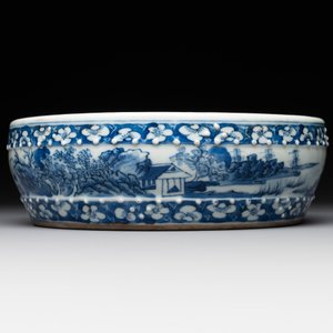 A Chinese blue and white brush washer and two seal paste boxes and covers, Qianlong mark, 19th C. — 照片 2