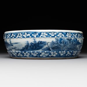 A Chinese blue and white brush washer and two seal paste boxes and covers, Qianlong mark, 19th C. — 照片 3