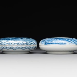 A Chinese blue and white brush washer and two seal paste boxes and covers, Qianlong mark, 19th C. — 照片 8
