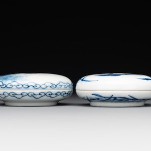 A Chinese blue and white brush washer and two seal paste boxes and covers, Qianlong mark, 19th C. — 照片 9