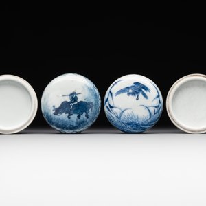 A Chinese blue and white brush washer and two seal paste boxes and covers, Qianlong mark, 19th C. — 照片 10