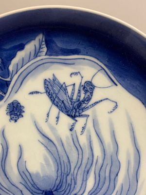 A Chinese blue and white 'Buddha's hand' plate, 18/19th C. — foto 3