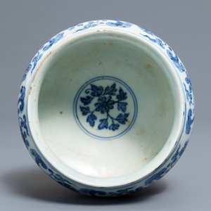 A Chinese blue and white Buddhist alms bowl ‘bo’, Xuande inscription, 19/20th C. — 照片 8