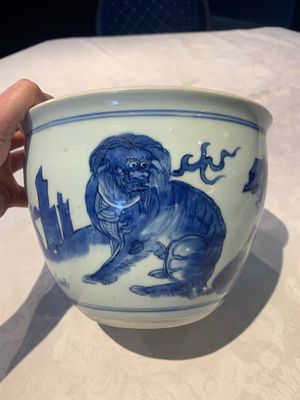 A Chinese blue and white 'Buddhist lion and elephant' scroll jar or jardinière, Transitional period — foto 2