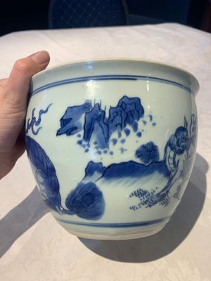 A Chinese blue and white 'Buddhist lion and elephant' scroll jar or jardinière, Transitional period — foto 3