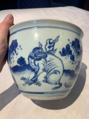 A Chinese blue and white 'Buddhist lion and elephant' scroll jar or jardinière, Transitional period — foto 4