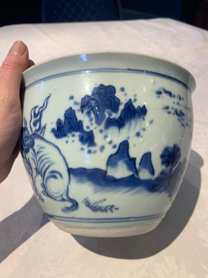 A Chinese blue and white 'Buddhist lion and elephant' scroll jar or jardinière, Transitional period — foto 5