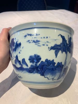 A Chinese blue and white 'Buddhist lion and elephant' scroll jar or jardinière, Transitional period — foto 6