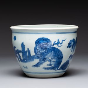 A Chinese blue and white 'Buddhist lion and elephant' scroll jar or jardinière, Transitional period — foto 1