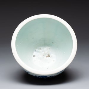 A Chinese blue and white 'Buddhist lion and elephant' scroll jar or jardinière, Transitional period — foto 5