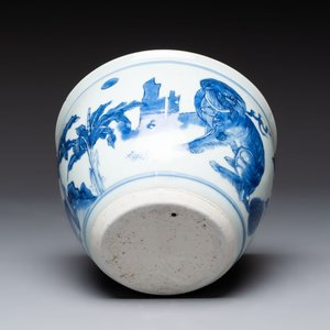A Chinese blue and white 'Buddhist lion and elephant' scroll jar or jardinière, Transitional period — photo 6