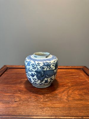 A Chinese blue and white 'Buddhist lion and lotus scroll' jar, Wanli — foto 1
