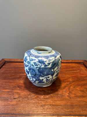 A Chinese blue and white 'Buddhist lion and lotus scroll' jar, Wanli — foto 3