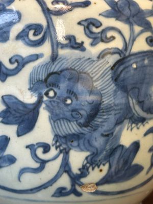 A Chinese blue and white 'Buddhist lion and lotus scroll' jar, Wanli — foto 6