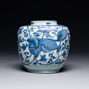 A Chinese blue and white 'Buddhist lion and lotus scroll' jar, Wanli — foto 1