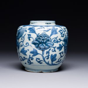 A Chinese blue and white 'Buddhist lion and lotus scroll' jar, Wanli — foto 4