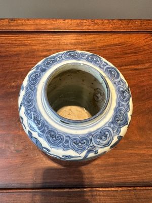 A Chinese blue and white 'Buddhist lion and lotus scroll' jar, Wanli — 照片 4