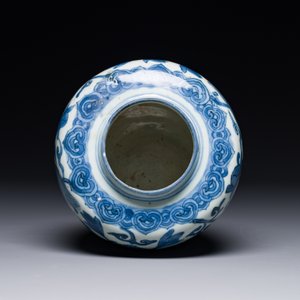 A Chinese blue and white 'Buddhist lion and lotus scroll' jar, Wanli — 照片 5