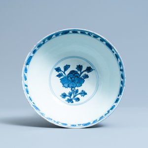 A Chinese blue and white 'Buddhist lion' bowl, Chenghua mark, Jiajing/Wanli — photo 6