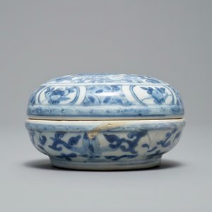 A Chinese blue and white 'Buddhist lion' box and cover, Wanli — 照片 3