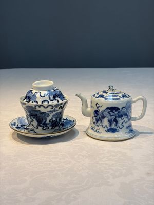A Chinese blue and white 'Buddhist Lion' teapot, covered bowl and a saucer, various marks, 19th C. — photo 1