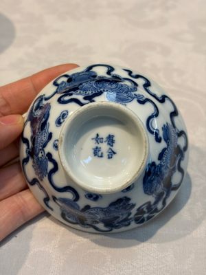 A Chinese blue and white 'Buddhist Lion' teapot, covered bowl and a saucer, various marks, 19th C. — photo 10