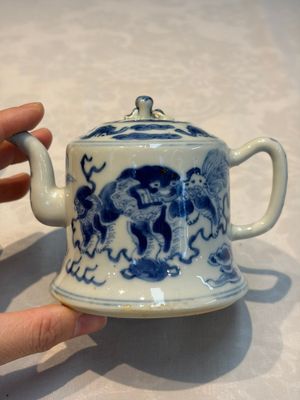 A Chinese blue and white 'Buddhist Lion' teapot, covered bowl and a saucer, various marks, 19th C. — photo 12