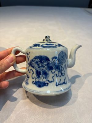 A Chinese blue and white 'Buddhist Lion' teapot, covered bowl and a saucer, various marks, 19th C. — photo 13