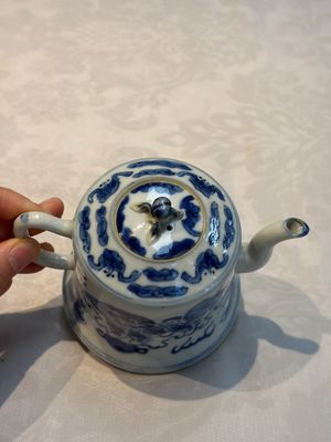 A Chinese blue and white 'Buddhist Lion' teapot, covered bowl and a saucer, various marks, 19th C. — photo 14