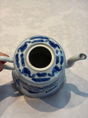 A Chinese blue and white 'Buddhist Lion' teapot, covered bowl and a saucer, various marks, 19th C. — photo 15