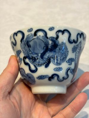 A Chinese blue and white 'Buddhist Lion' teapot, covered bowl and a saucer, various marks, 19th C. — photo 5