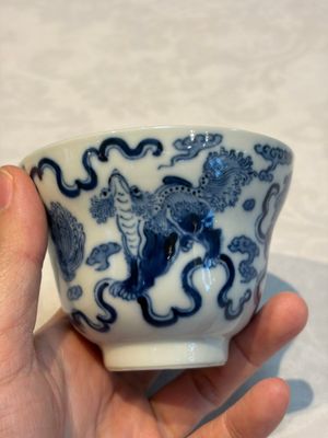 A Chinese blue and white 'Buddhist Lion' teapot, covered bowl and a saucer, various marks, 19th C. — photo 6