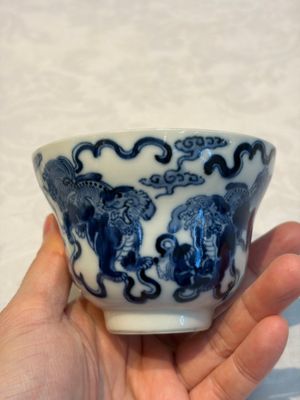 A Chinese blue and white 'Buddhist Lion' teapot, covered bowl and a saucer, various marks, 19th C. — photo 7