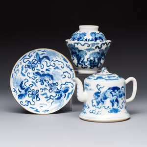 A Chinese blue and white 'Buddhist Lion' teapot, covered bowl and a saucer, various marks, 19th C. — photo 1