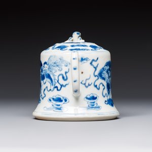 A Chinese blue and white 'Buddhist Lion' teapot, covered bowl and a saucer, various marks, 19th C. — photo 11