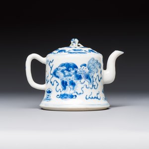 A Chinese blue and white 'Buddhist Lion' teapot, covered bowl and a saucer, various marks, 19th C. — photo 12