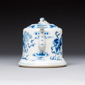 A Chinese blue and white 'Buddhist Lion' teapot, covered bowl and a saucer, various marks, 19th C. — photo 13