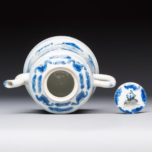 A Chinese blue and white 'Buddhist Lion' teapot, covered bowl and a saucer, various marks, 19th C. — photo 14