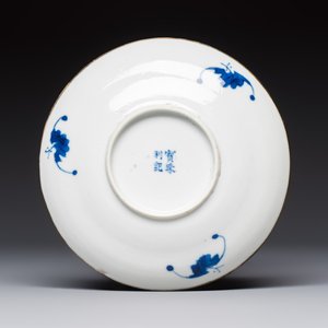 A Chinese blue and white 'Buddhist Lion' teapot, covered bowl and a saucer, various marks, 19th C. — photo 3