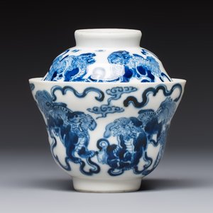 A Chinese blue and white 'Buddhist Lion' teapot, covered bowl and a saucer, various marks, 19th C. — photo 4