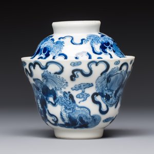 A Chinese blue and white 'Buddhist Lion' teapot, covered bowl and a saucer, various marks, 19th C. — photo 5