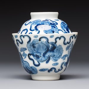 A Chinese blue and white 'Buddhist Lion' teapot, covered bowl and a saucer, various marks, 19th C. — photo 6