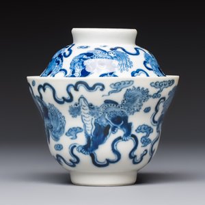 A Chinese blue and white 'Buddhist Lion' teapot, covered bowl and a saucer, various marks, 19th C. — photo 7