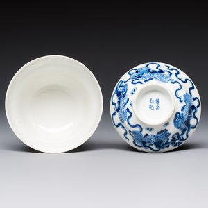 A Chinese blue and white 'Buddhist Lion' teapot, covered bowl and a saucer, various marks, 19th C. — photo 8