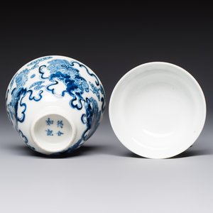 A Chinese blue and white 'Buddhist Lion' teapot, covered bowl and a saucer, various marks, 19th C. — photo 9
