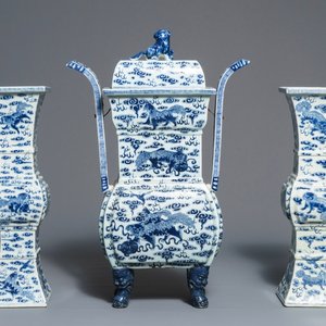 A Chinese blue and white 'Buddhist lions' altar set with incense burner, 19th C. — photo 1