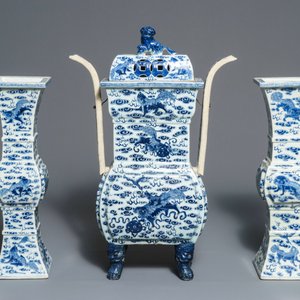 A Chinese blue and white 'Buddhist lions' altar set with incense burner, 19th C. — photo 2