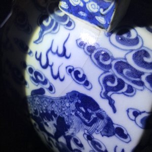 A Chinese blue and white 'Buddhist lions' altar set with incense burner, 19th C. — photo 24