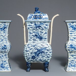 A Chinese blue and white 'Buddhist lions' altar set with incense burner, 19th C. — photo 3